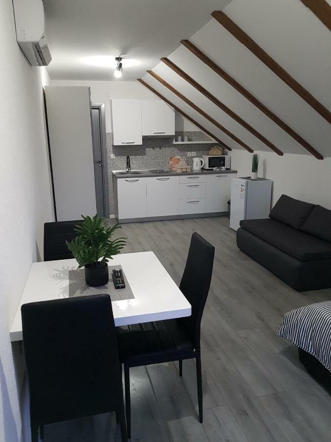 Studio Apartmani Patricia Smoljanac Buitenkant foto
