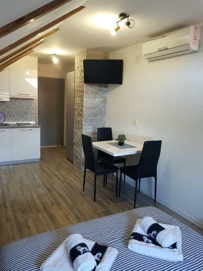Studio Apartmani Patricia Smoljanac Buitenkant foto