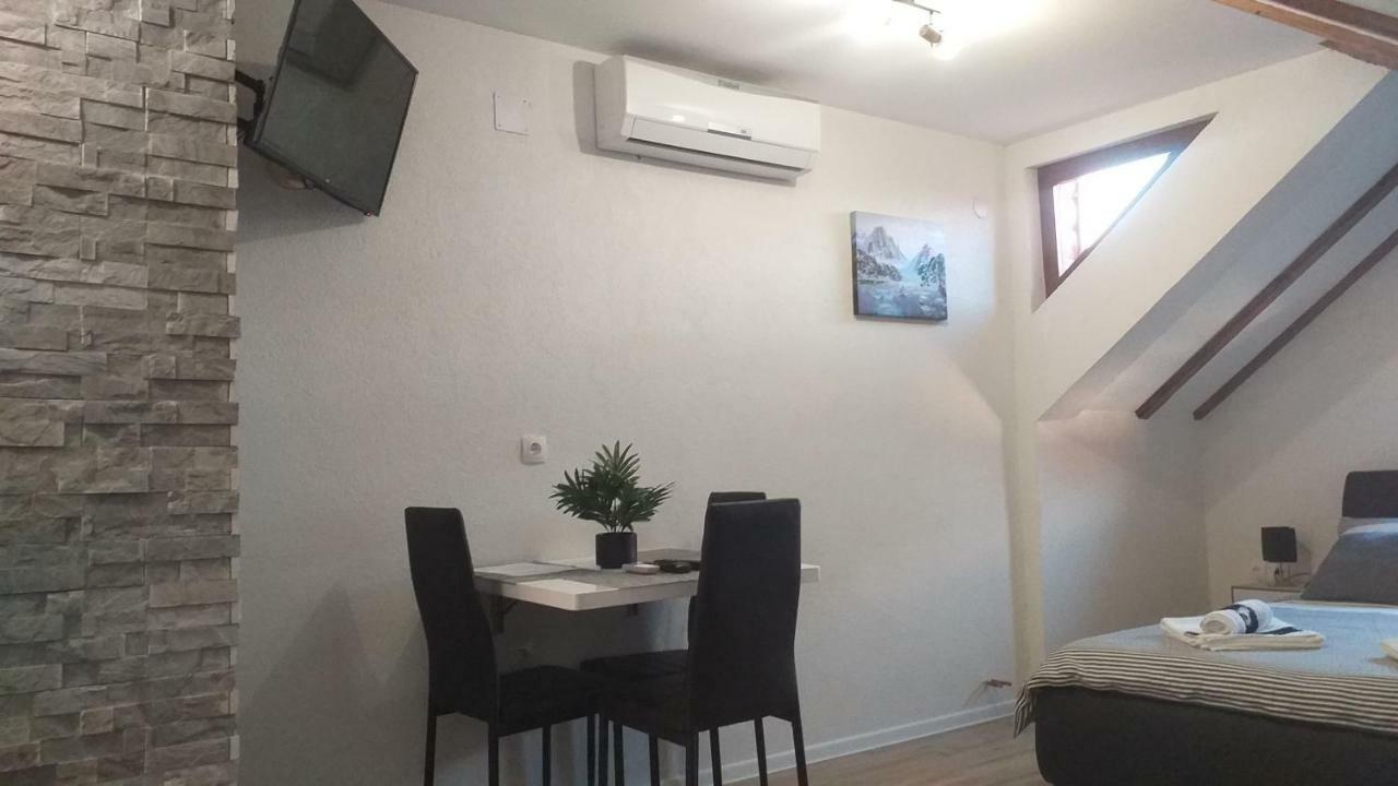 Studio Apartmani Patricia Smoljanac Buitenkant foto