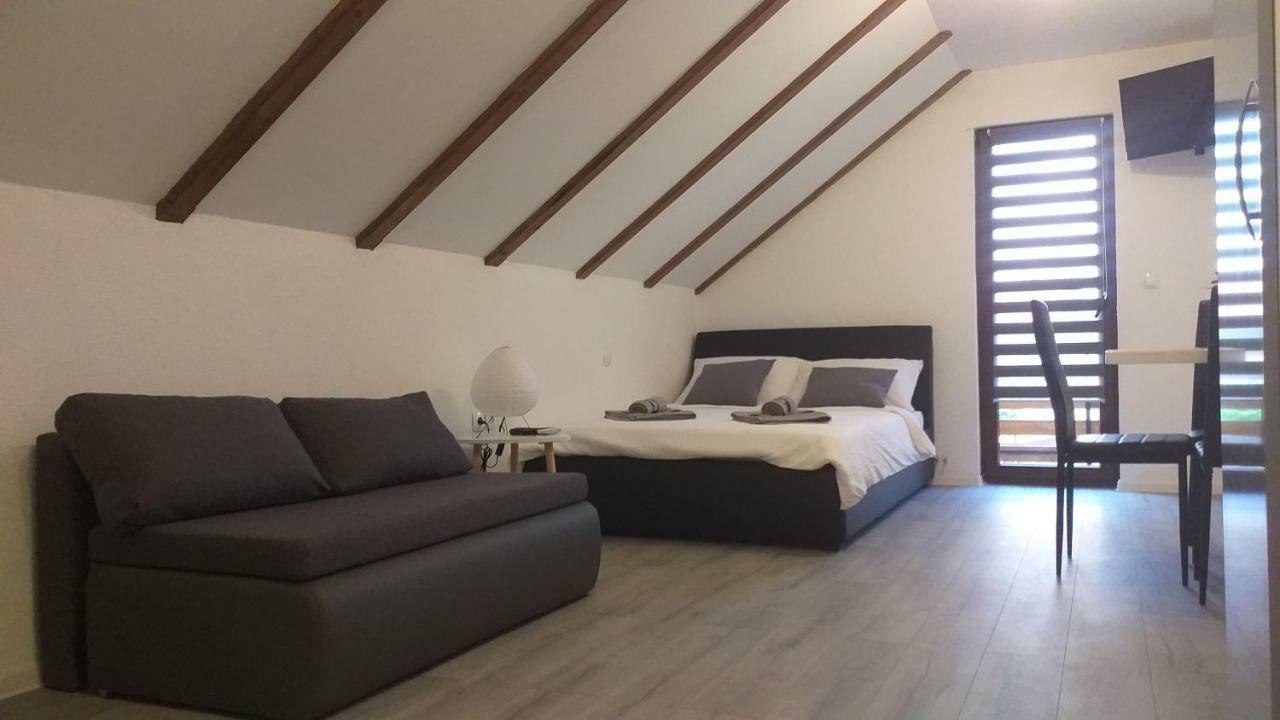 Studio Apartmani Patricia Smoljanac Buitenkant foto