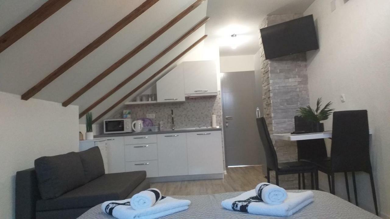 Studio Apartmani Patricia Smoljanac Buitenkant foto